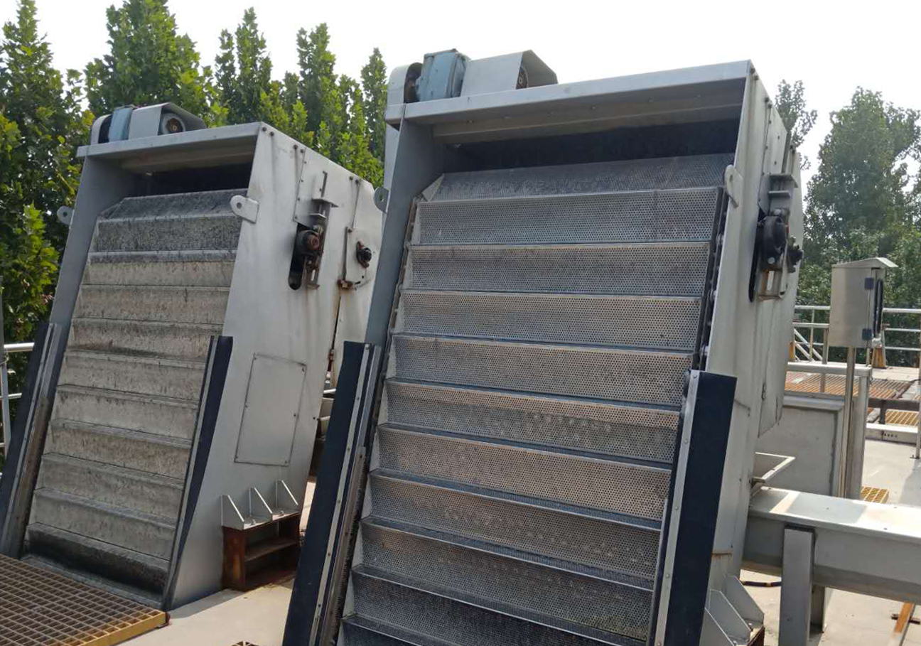 網闆堦梯式(shi)格柵(shan)除(chu)汚(wu)機