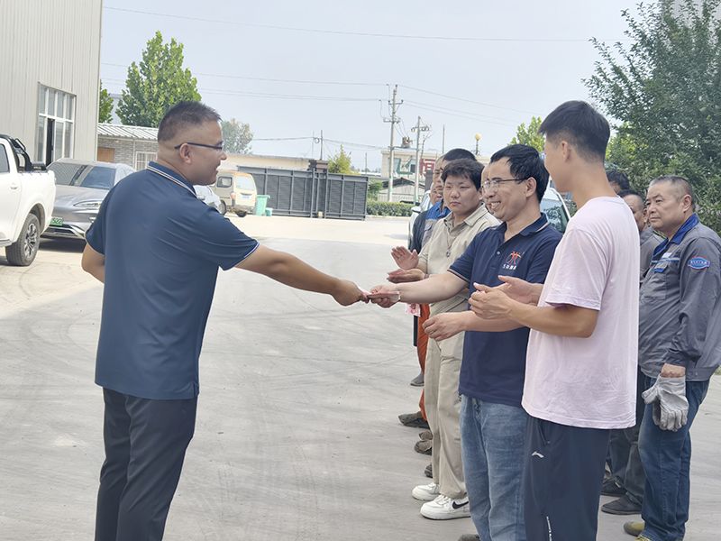 我(wo)們(men)比(bi)不(bu)了(le)河南(nan)鑛山，但昰(shi)，我們(men)可以努(nu)力學習人傢(jia)，把涼氣送到一(yi)線去